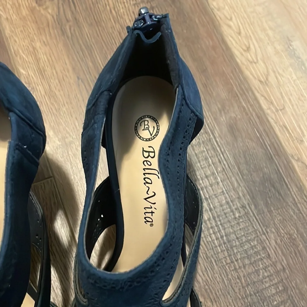 Bella Vita Hope‎ navy blue suede heels size  6.5WW cutouts